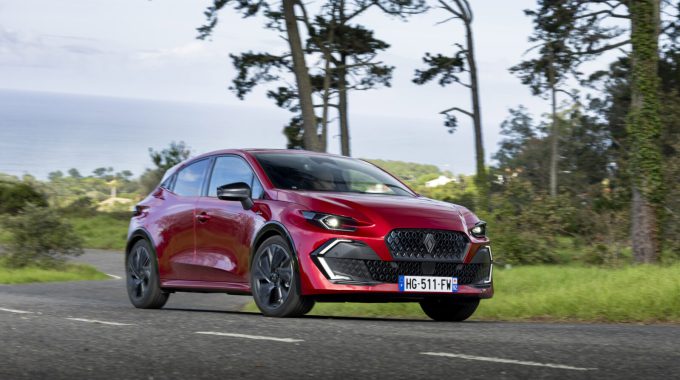 Renault Clio 2026 rood - voor aanzicht